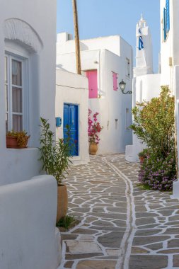 Yunanistan 'ın Marpissa Paros Adası' nda dar sokakları, beyazlatılmış evleri ve çiçek açan begonvilleri olan geleneksel Kiklad sokağı..