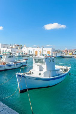 Yunanistan 'ın Naousa Paros kentinin pitoresk limanında geleneksel balıkçı tekneleriyle geleneksel Kiklad manzarası.