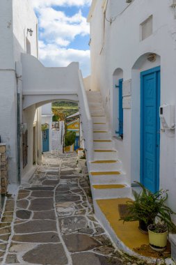 Kışın Paros Adası 'nda beyazlatılmış evleri olan geleneksel sokak.