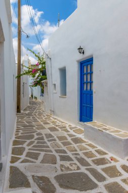 Prodromos Paros 'ta dar bir sokak ve beyaz boyalı mavi kapılı geleneksel evleri olan bir Yunan adası.
