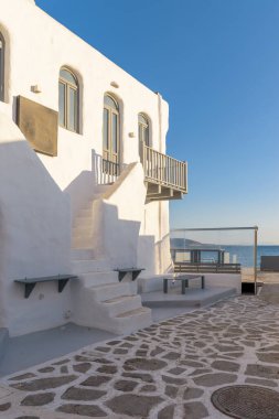 Yunanistan 'ın Naousa Paros adasında öğleden sonra denizin dışında bir barın dış görünüşüne sahip geleneksel Kiklad manzarası