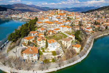 Yunanistan 'ın kuzeyinde Kastoria kenti ve Orestiada Gölü' nün havadan görünüşü.