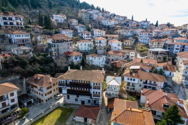 Yunanistan 'ın kuzeyinde Kastoria kenti ve Orestiada Gölü' nün havadan görünüşü.