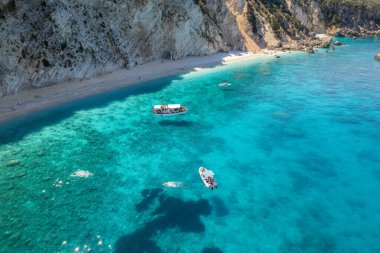 Yunanistan 'ın güzel İyon adası Ithaca' daki Afales Cennet Sahili 'nin havadan çekilmiş fotoğrafı..