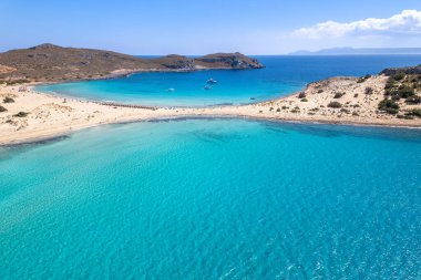 Elafonisos 'taki Simos sahilinin havadan görüntüsü. Güney Peloponese elafonisos 'ta yer alan küçük bir ada cennet kumlu plajları ve turkuaz sularıyla ünlüdür..