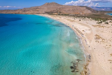 Elafonisos 'taki Simos sahilinin havadan görüntüsü. Güney Peloponese elafonisos 'ta yer alan küçük bir ada cennet kumlu plajları ve turkuaz sularıyla ünlüdür..