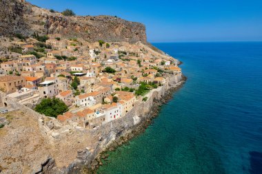 Monemvasia, Lakonia, Moreloponnese, Yunanistan 'ın ortaçağ şatosunun havadan görünüşü