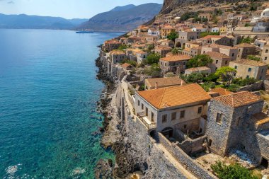 Monemvasia, Lakonia, Moreloponnese, Yunanistan 'ın ortaçağ şatosunun havadan görünüşü
