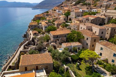 Monemvasia, Lakonia, Moreloponnese, Yunanistan 'ın ortaçağ şatosunun havadan görünüşü