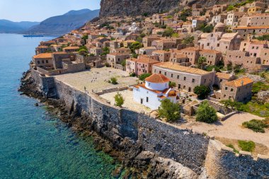 Monemvasia, Lakonia, Moreloponnese, Yunanistan 'ın ortaçağ şatosunun havadan görünüşü