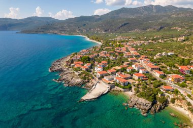 Yunanistan, Mora 'daki Messinian Mani' deki Kardamili köyünün insansız hava aracı fotoğrafı