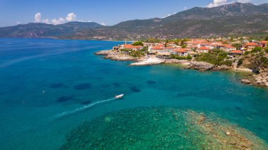 Yunanistan, Mora 'daki Messinian Mani' deki Kardamili köyünün insansız hava aracı fotoğrafı