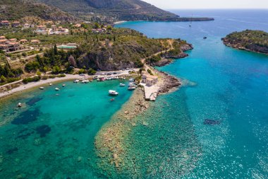 Yunanistan, Mora 'daki Messinian Mani' deki Kardamili köyünün insansız hava aracı fotoğrafı