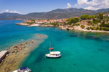 Yunanistan, Mora 'daki Messinian Mani' deki Kardamili köyünün insansız hava aracı fotoğrafı