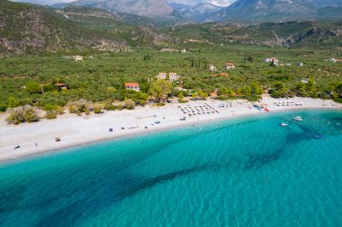 Yunanistan, Mora 'daki Messinian Mani' deki Kardamili köyü yakınlarındaki Ritsa sahilinin insansız hava aracı fotoğrafı