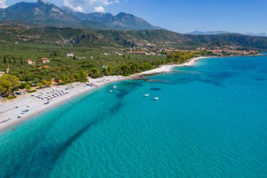 Yunanistan, Mora 'daki Messinian Mani' deki Kardamili köyü yakınlarındaki Ritsa sahilinin insansız hava aracı fotoğrafı