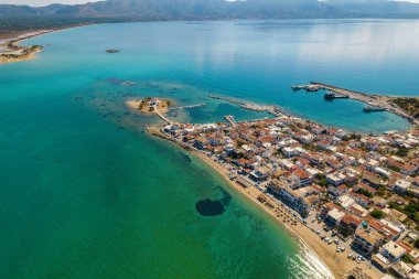 Elafonisos 'un ana köyünün havadan görüntüsü. Güney Mora Elafonisos 'ta yer alan küçük bir ada cennet kumlu plajları ve turkuaz sularıyla ünlüdür..
