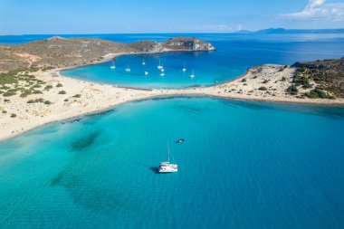 Elafonisos 'taki Simos sahilinin havadan görüntüsü. Güney Peloponese elafonisos 'ta yer alan küçük bir ada cennet kumlu plajları ve turkuaz sularıyla ünlüdür..