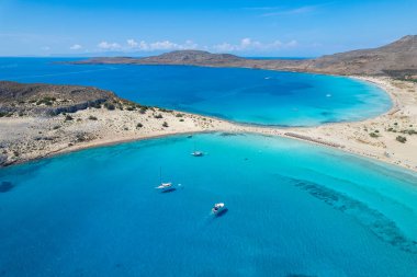 Elafonisos 'taki Simos sahilinin havadan görüntüsü. Güney Peloponese elafonisos 'ta yer alan küçük bir ada cennet kumlu plajları ve turkuaz sularıyla ünlüdür..