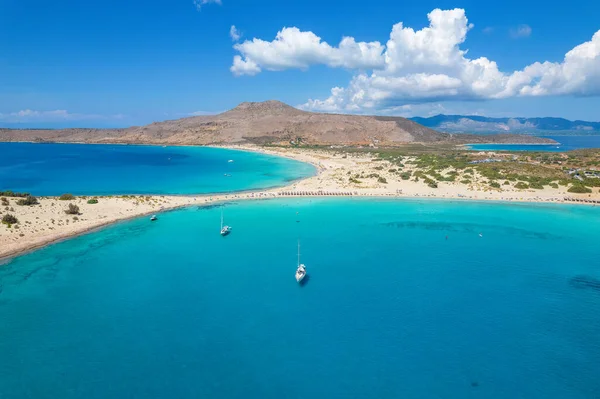 Elafonisos 'taki Simos sahilinin havadan görüntüsü. Güney Peloponese elafonisos 'ta yer alan küçük bir ada cennet kumlu plajları ve turkuaz sularıyla ünlüdür..