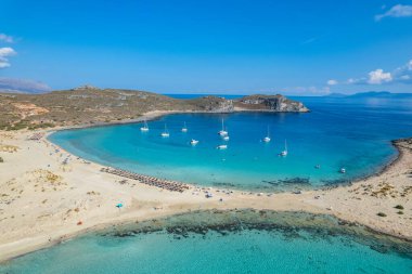 Elafonisos 'taki Simos sahilinin havadan görüntüsü. Güney Peloponese elafonisos 'ta yer alan küçük bir ada cennet kumlu plajları ve turkuaz sularıyla ünlüdür..