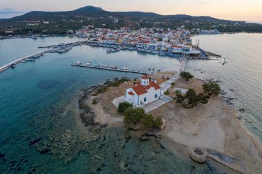Güneş batarken Elafonisos 'un ana köyünün havadan görüntüsü. Güney Mora Elafonisos 'ta yer alan küçük bir ada cennet kumlu plajları ve turkuaz sularıyla ünlüdür..