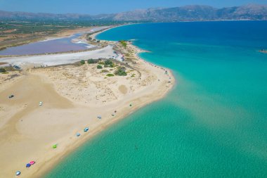Elafonisos 'ta pavlopetri olarak da adlandırılan Pounta plajının hava manzarası. Mora 'nın güneyinde turkuaz suları olan kumlu bir sahil..