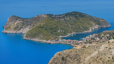 Kefonya adasındaki güzel Assos köyünün panorama manzarası, İyonya, Batı Yunanistan.