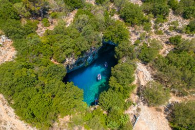 İkonik Melissani mağarası, kristal berrak turkuaz sularıyla birlikte Sami, Kefalonia adası, İyonya, Yunanistan yakınlarındaki