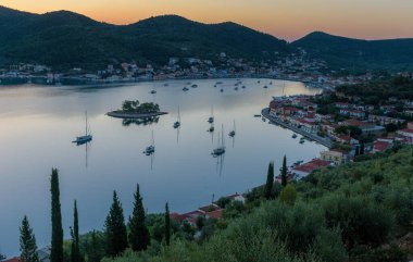 İyonya 'nın başkenti İyonya' nın başkenti Vathy adlı pitoresk köyün gün doğumunda panoramik manzara