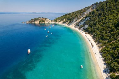 Yunanistan 'ın güzel İyon adası Ithaca' daki Gidaki cennetinin havadan çekilmiş bir fotoğrafı..
