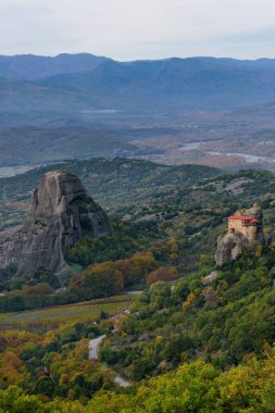 Agios Nikolaos Manastırı, bir unesco dünya mirası alanı, Kalambaka köyünün yukarısında sonbahar sezonu boyunca eşsiz bir kaya oluşumunda yer alıyor..