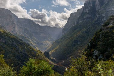 Yunanistan 'ın Zagori Epirus kentindeki Vikos köyü yakınlarında sonbahar renkleriyle Avrupa' nın en derin vadisi olan Vikos Boğazı 'nın manzarası.