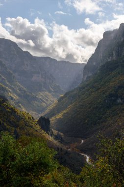 Yunanistan 'ın Zagori Epirus kentindeki Vikos köyü yakınlarında sonbahar renkleriyle Avrupa' nın en derin vadisi olan Vikos Boğazı 'nın manzarası.