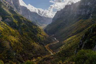 Yunanistan 'ın Zagori Epirus kentindeki Vikos köyü yakınlarında sonbahar renkleriyle Avrupa' nın en derin vadisi olan Vikos Boğazı 'nın manzarası.