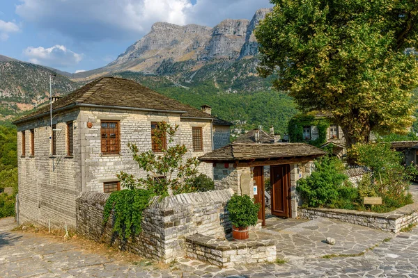 Zagori Greece风景如画的Papigo村秋天的传统建筑景观 石头建筑和背景山 — 图库照片