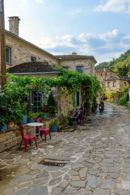 Taş binalı geleneksel mimari manzarası ve papigo köyü, Zagori Yunanistan