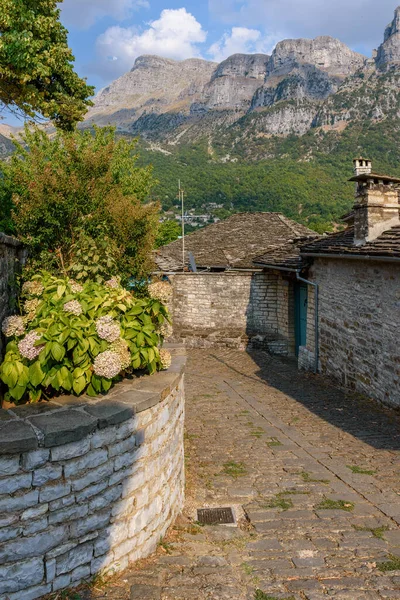 Άποψη Της Παραδοσιακής Αρχιτεκτονικής Φόντο Πέτρινα Κτίσματα Και Βουνό Αστράκα — Φωτογραφία Αρχείου