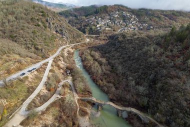 Kalogeriko (plakida), sonbahar mevsiminde Zagori, Epirus Yunanistan 'daki Voidomatis nehrinde yer alan eski kemer taşı köprüsü..