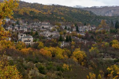 Yunanistan 'ın Zagori kentindeki Monodendri köyünde sonbahar mevsiminde taş binalarla geleneksel mimari manzarası