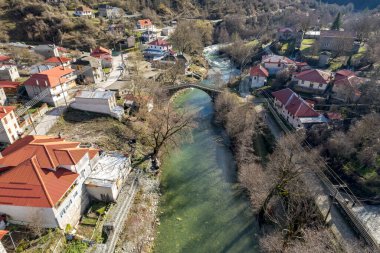 Doğu Zagori, Epirus, Yunanistan 'daki Valia Calda pindus milli parkının yanındaki Vovousa köyü ve aoos nehrinin havadan görünüşü.