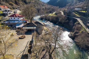 Doğu Zagori, Epirus, Yunanistan 'daki Valia Calda pindus milli parkının yanındaki Vovousa köyü ve aoos nehrinin havadan görünüşü.
