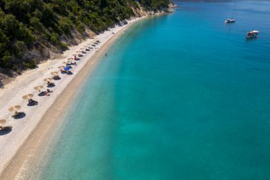 Yunanistan 'ın güzel İyon adası Ithaca' daki Gidaki cennetinin havadan çekilmiş bir fotoğrafı..