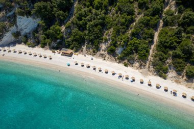 Yunanistan 'ın güzel İyon adası Ithaca' daki Gidaki cennetinin havadan çekilmiş bir fotoğrafı..
