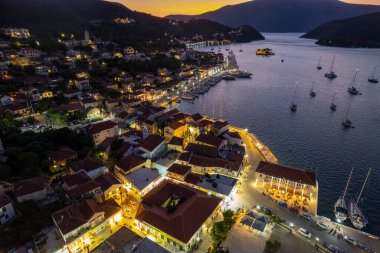 İyon adasının başkenti Vathy, İyonya, Yunanistan 'ın pitoresk köyünün günbatımında panoramik manzara