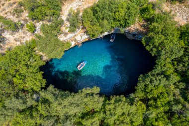 İkonik Melissani mağarası, kristal berrak turkuaz sularıyla birlikte Sami, Kefalonia adası, İyonya, Yunanistan yakınlarındaki