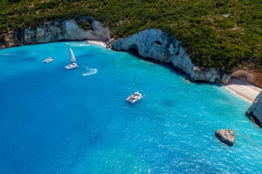 Kefalonia 'daki cennet sahili, güzel İyon adası Yunanistan' ın havadan görünüşü
