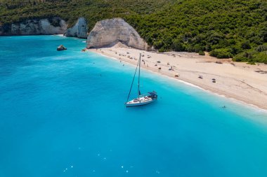 Kefalonia 'daki cennet sahili, güzel İyon adası Yunanistan' ın havadan görünüşü