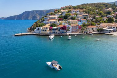 Kefonya adasındaki güzel Assos köyünün hava manzarası, iyonya, batı Yunanistan.