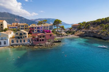 Kefonya adasındaki güzel Assos köyünün hava manzarası, iyonya, batı Yunanistan.